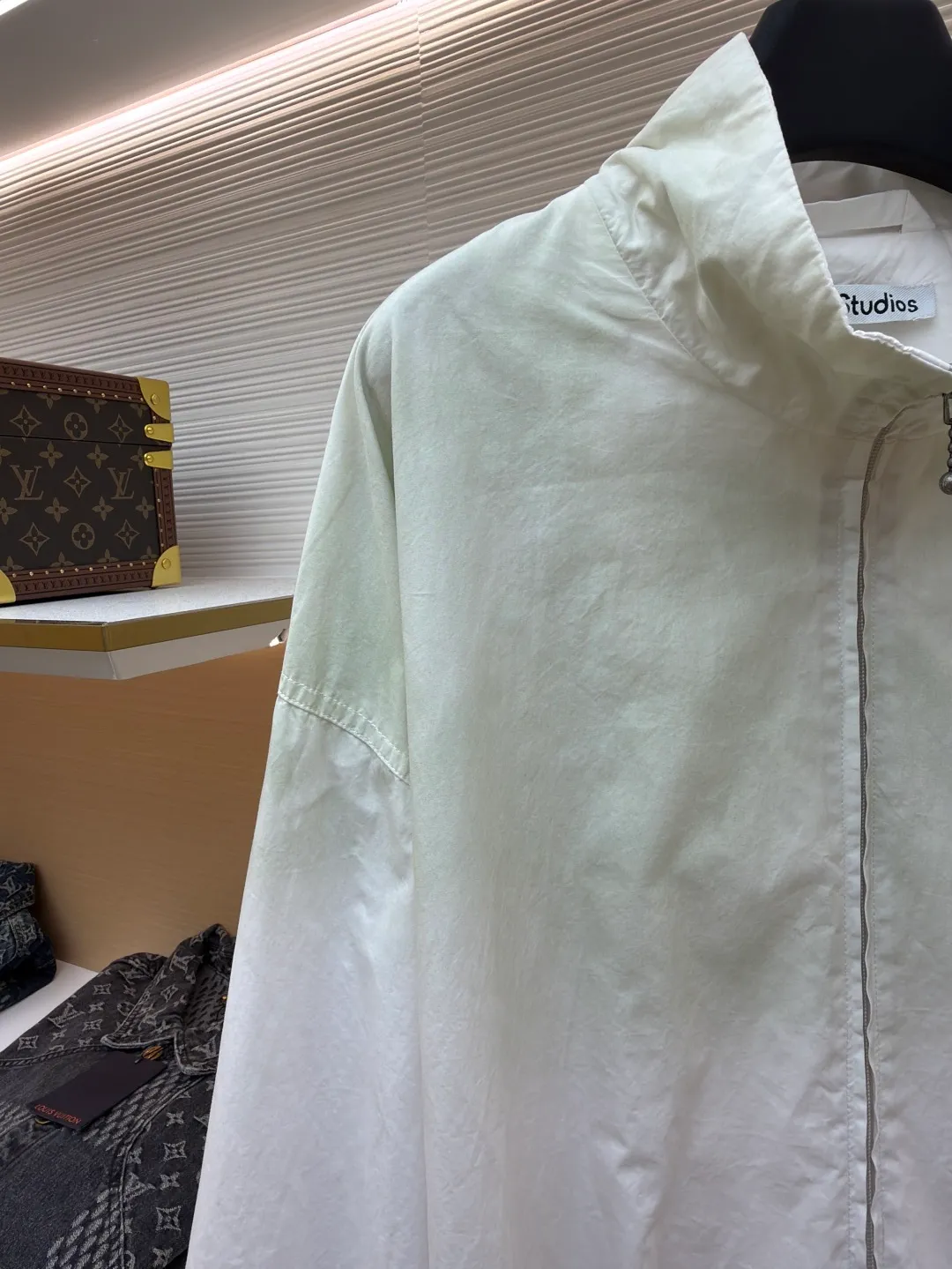 Acne Studios contrasting logo zipper jacket ●Original version: Purchased and developed for 6500 ●Item number: 1681088-B45 ●Material: Illustration cotton fine woven silk fabric ●Technology: Solid printing production ●Version: Loose fit ●Weight: about 580 grams ●Size: 42-44-46-48 ●Description: Customized Illusion elegant cotton fine woven silk, soft and silky, comfortable and close to the skin, in distressed black color The inadvertently smudged distressed effect meets the carrier of retro sentiments. The panel decorations are displayed in a homogeneous manner. It is embellished with the eye-catching Acne Studios 1996 contrasting logo on the back panel. It has a retro charm and exudes a modern simple fashion sense. The elastic cuffs and hem design cleverly outline the body lines and reveal a sense of high-end that cannot be ignored in the casualness. It is the most stylish fashion pioneer on the street, using solid printing. The chest printing has been modified by the film screen three times. Use glue liquid paint to print the pattern on the fabric, bake the fabric to fix the printed pattern, and use the gradient spraying process to make the clothes appear rich in color under different lights and increase the visual layering. Heavy washing uses a special solution to remove stains and slight fading, and then snowflake washing uses strong washing to remove fading and make the color more uniform. The hem is made at one time using a three-needle waist-stretching machine. The machine's special needle position and feeding mechanism are used to sew the elastic band and the fabric together in the same process. The three-needle design is stronger and can evenly distribute pressure to ensure that the elastic band and the fabric are tightly fitted. The overall wiring is straight and delicate, the fabric is comfortable and soft, and the color is consistent without color difference. It can be matched with the same style to create a fashionable look and control various occasions. Customized accessories, complete with three standards, same style for men and women!
